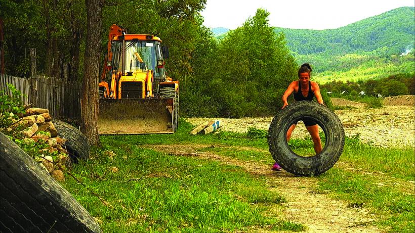 Campioana care se antrenează în curte, pe o saltea de paie 18513158