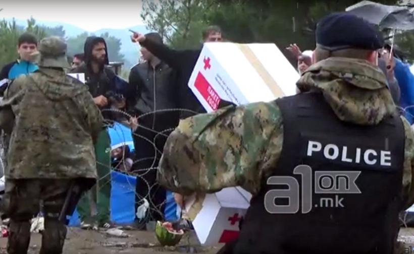 Adevăratul motiv pentru care imigranţii din Macedonia au refuzat ajutoarele de la Crucea Roşie (VIDEO)