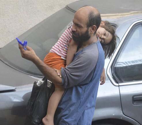 Bunătatea oamenilor există. Ce s-a întâmplat după ce poza unui refugiat sirian a devenit virală pe internet