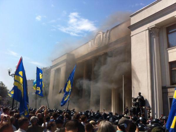 Explozie puternică în faţa Parlamentului de la Kiev - UPDATE