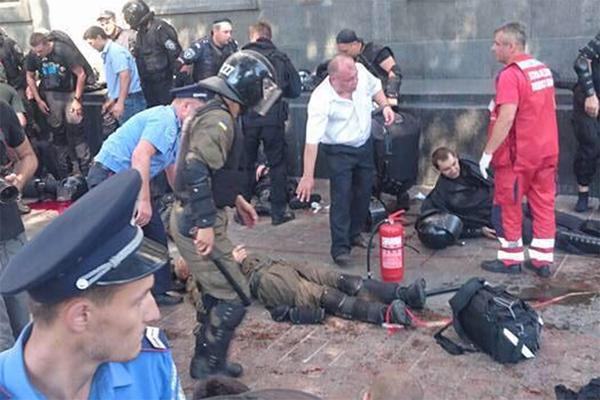 Petro Poroșenko spune că atacul din fața Parlamentului  trebuie sever pedepsit