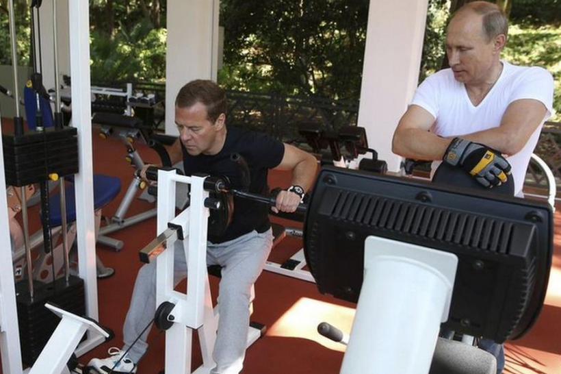 Putin şi Medvedev trag de fiare ca să îşi crească popularitatea - GALERIE FOTO