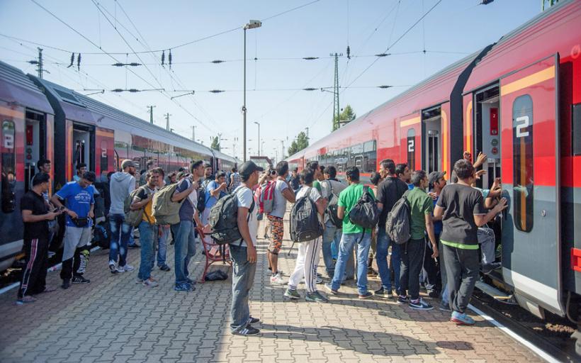 Un tren ungar cu aproximativ 400 de refugiaţi, blocat la frontiera cu Austria
