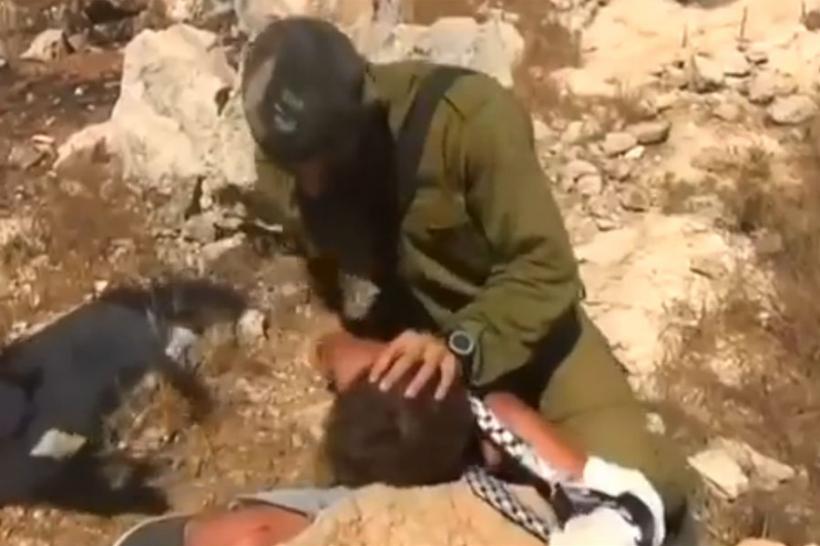 Un video, în care un soldat israelian vrea sa aresteze un copil pentru ca a aruncat cu pietre, a stârnit proteste la nivel internațional - VIDEO