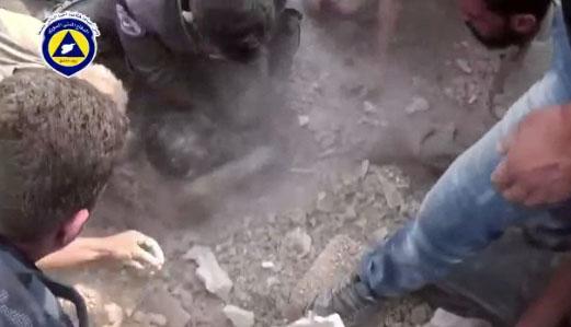 Video VIRAL - Un bărbat şi un copil, scoşi vii de sub dărâmături, după un raid aerian