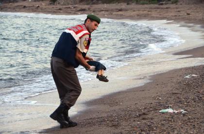 Fotografia copilului sirian mort pe o plajă grecească, &quot;o imagine devastatoare&quot;