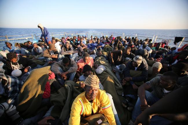 Un miliardar egiptean vrea să cumpere o insulă în Mediterana pentru a-i primi pe refugiaţi