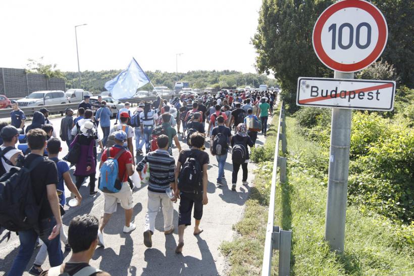 Imigranţii din Ungaria au reuşit să treacă de o baricadă a poliţiei 