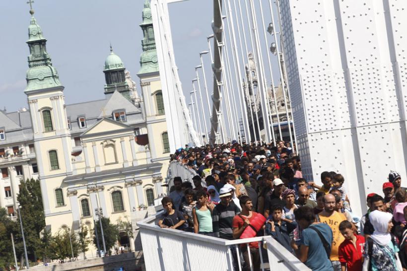 Sutele de refugiaţi din Budapesta au plecat pe jos spre graniţa cu Austria