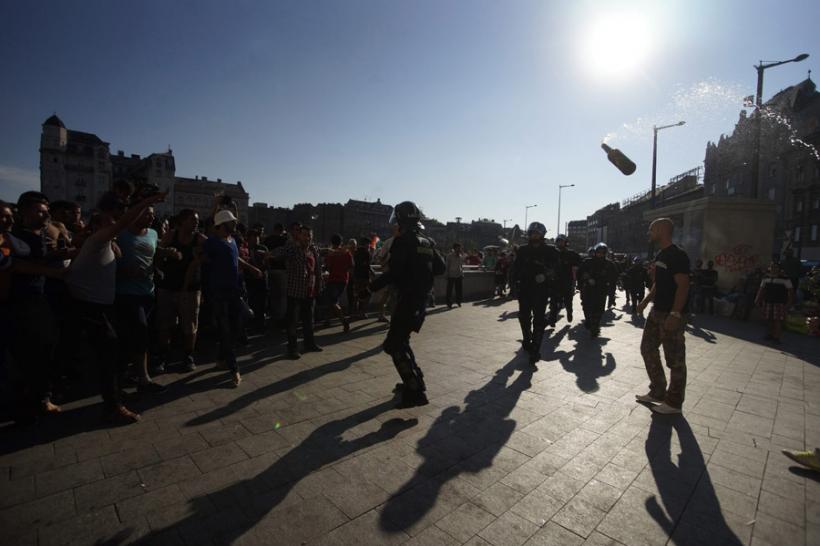 Un grup de huligani din galeria naţionalei de fotbal a Ungariei a atacat refugiaţii din faţa gării Keleti