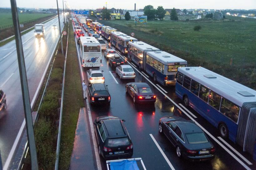 Autostrada M1, în apropierea trecerii frontierei dintre Ungaria și Austria, este blocată