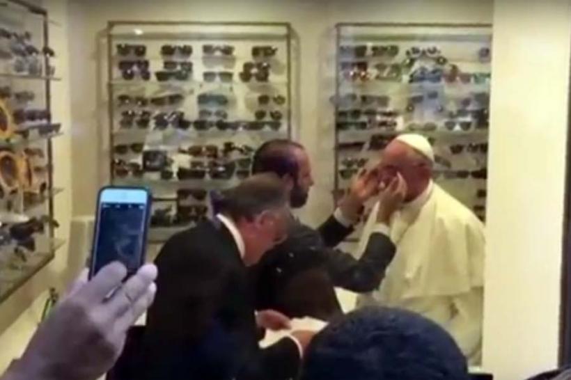 Papa Francisc e și el om. Unde a fost surprins de presa italiană - VIDEO