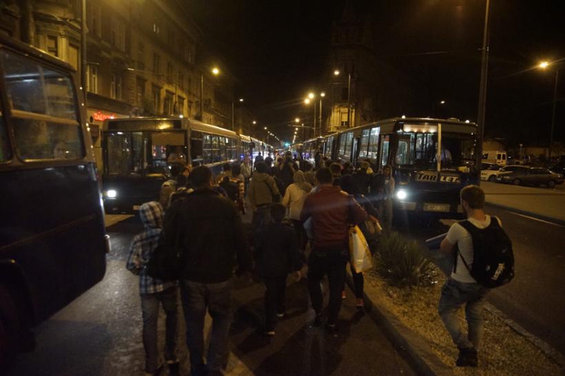 Ungaria transportă imigranții cu autobuzele spre granița cu Austria