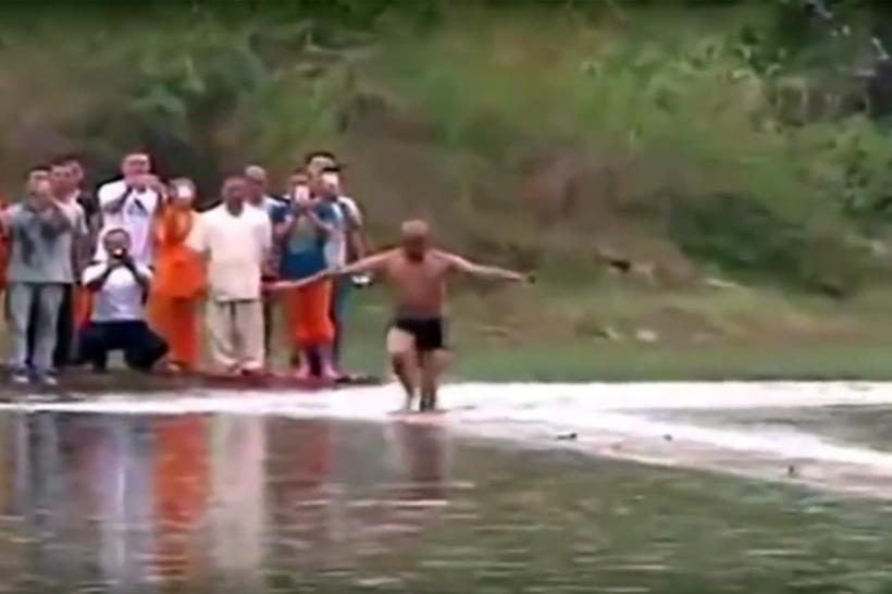 Un călugăr șaolin a ”mers” pe apă 125 de metri - VIDEO