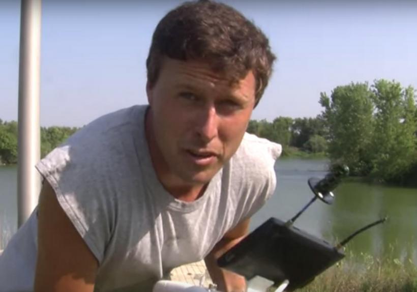 De ce modul în care pescuieşte un bărbat, a devenit viral pe internet - VIDEO
