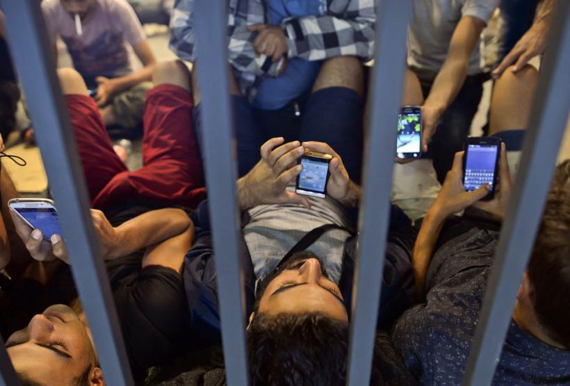 Iată de ce refugiaţii sirieni au smartphone-uri