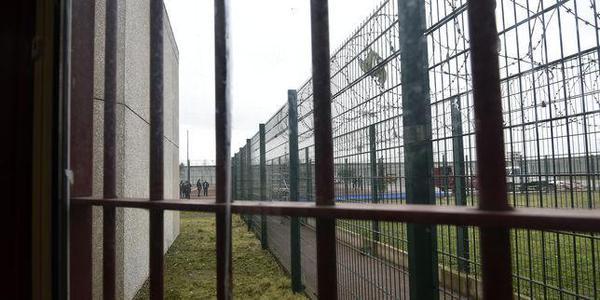 Într-una din cele mai noi şi sigure închisori din Franţa, un director a fost luat ostatic