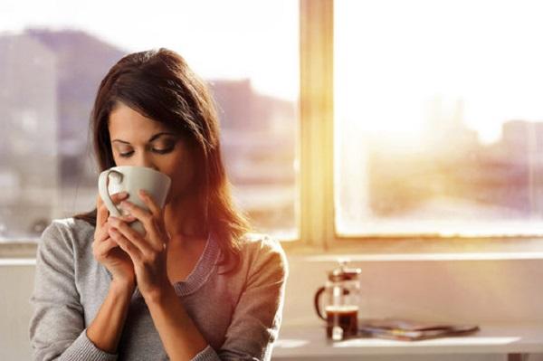 Obișnuieşti să îţi bei cafeaua între orele 8.00-9.00 ale dimineţii? Iată ce ar trebui să ştii!