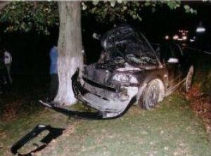 Un şofer beat a intrat cu maşina într-un pom! Mai avea patru prieteni cu el