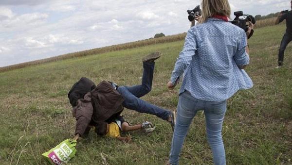 Jurnalista maghiară, care a pus piedică unui refugiat cu un copil în braţe, se laudă cu gestul ei - VIDEO