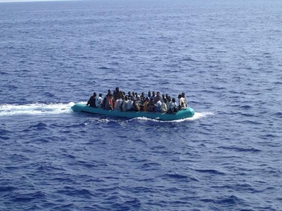 Naufragiu cu imigranţi! O barcă s-a scufundat în Marea Egee. Cel puţin 10 morți