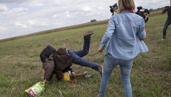 Povestea imigrantului cu un copil în brațe căruia jurnalista din Ungaria i-a pus piedică