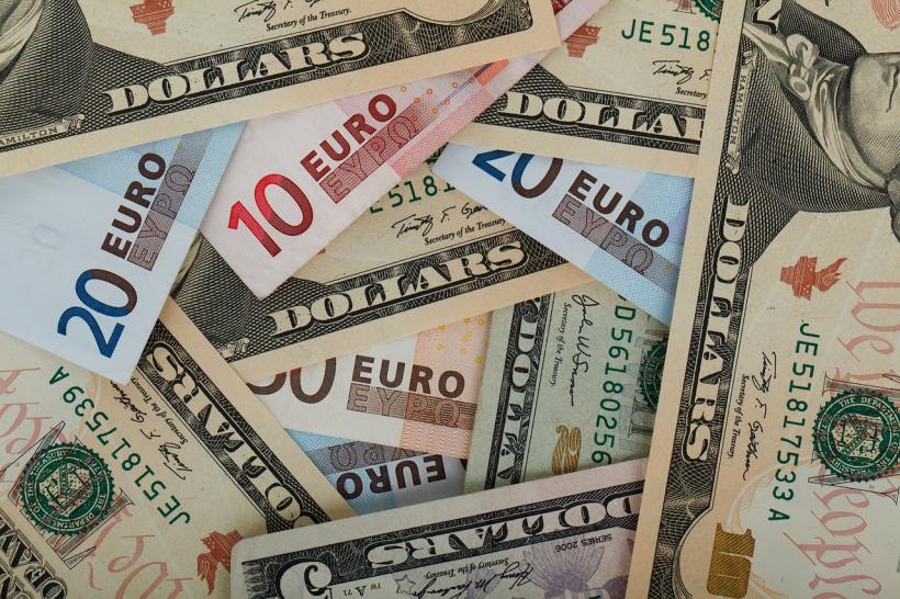 CURS VALUTAR - Leul s-a apreciat, luni, faţă de euro şi dolar