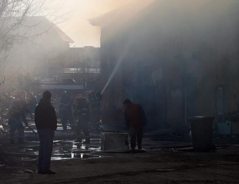 O mamă şi cei patru copii ai săi, internaţi în spital după ce locuinţa le-a fost incendiată