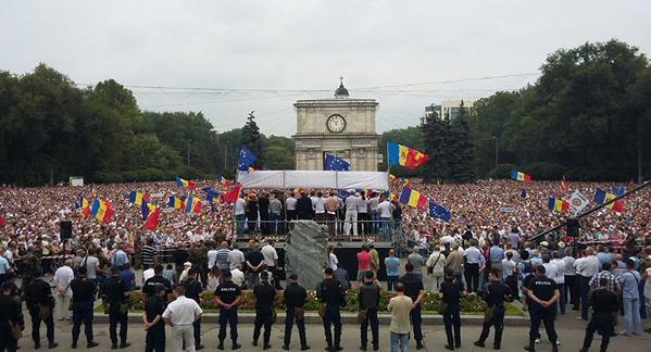 Organizatorii protestelor de la Chişinău îndeamnă populaţia la nesupunere şi grevă generală