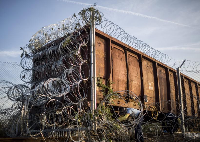 Graniţa dintre Ungaria şi Serbia este blocată complet. Imigranţii nu mai pot trece pe la Roszke
