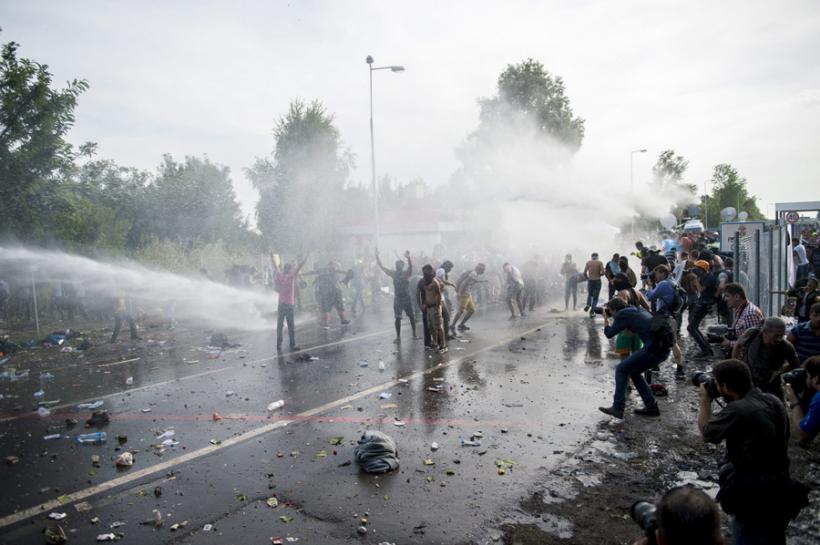 BREAKING NEWS - IMAGINI LIVE - Poliţia ungară a utilizat gaze lacrimogene şi tunuri cu apă, la graniţa cu Serbia - GALERIE FOTO