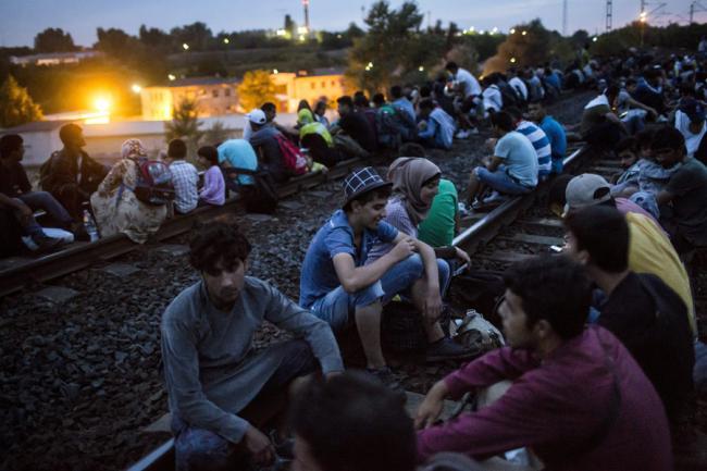 Criza refugiaţilor:Un prim autobuz cu migranţi a ajuns la frontiera croată