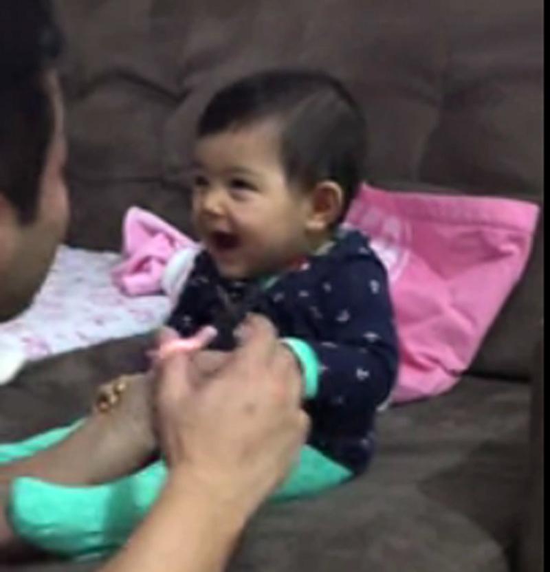 VIDEO - Vezi cum un bebeluş adorabil reuşeşte să îşi păcălească tatăl