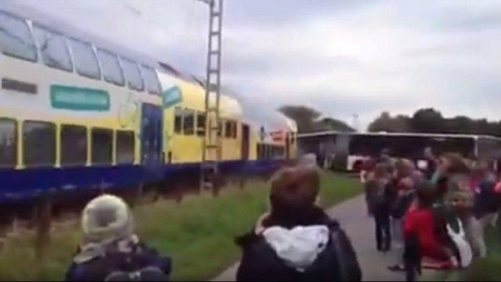 Autobuz cu elevi blocat pe şinele de cale ferată! Impactul cu trenul a fost inevitabil (VIDEO) 