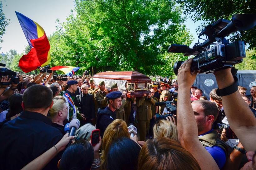 GALERIE FOTO - Corneliu Vadim Tudor a fost înmormântat joi cu onoruri militare 18515247