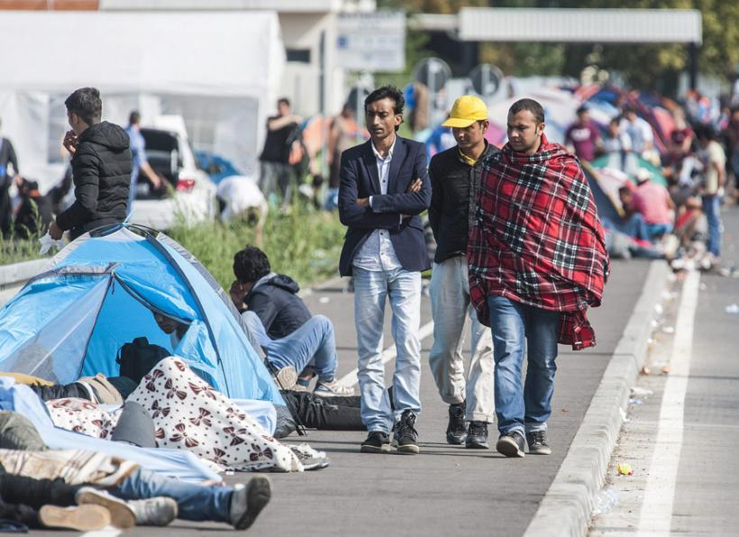 Mii de refugiaţi încearcă să se urce în trenuri pentru a ajunge la Zagreb