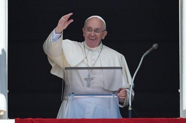 Papa Francisc poartă o cruciuliţă care a aparţinut unui preot irakian asasinat