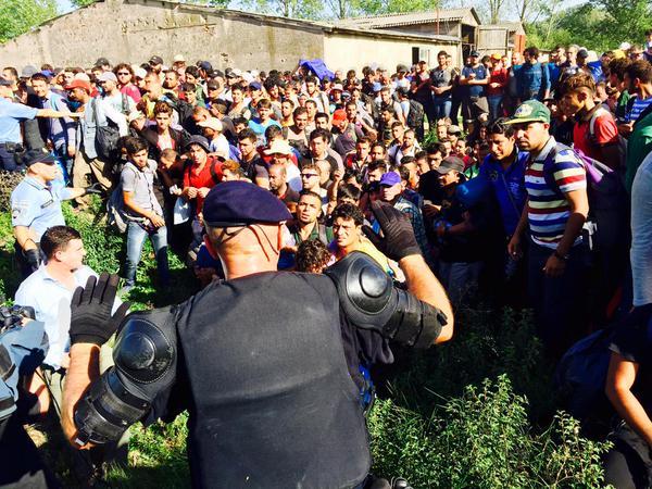 IMAGINI LIVE - Croaţia, excedată de numărul mare de migranţi, işi închide graniţele