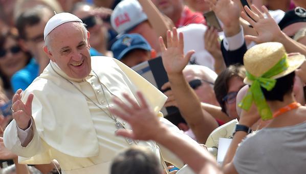 Papa Francisc mărturiseşte că poartă o cruciuliţă care a aparţinut unui preot irakian asasinat 