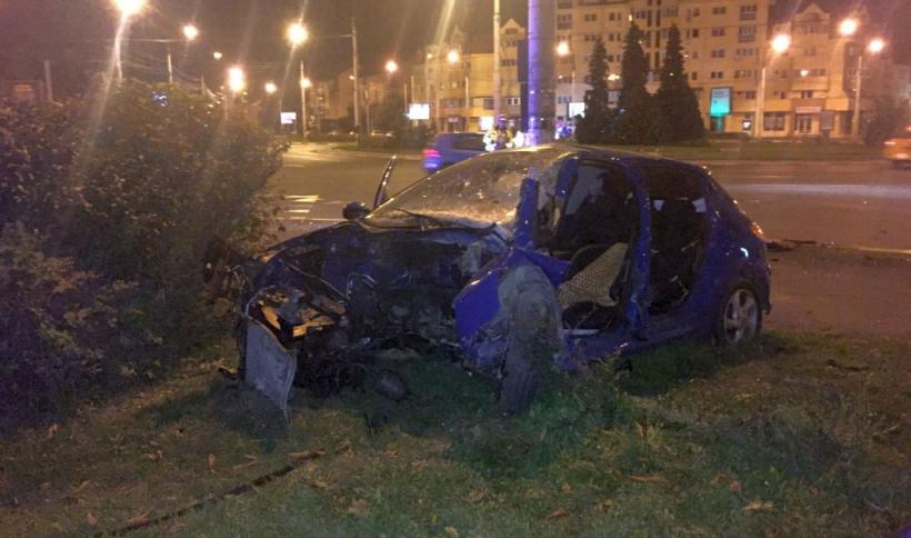 ACCIDENT TERIBIL la Sibiu. A intrat în stâlp și mașina s-a făcut praf