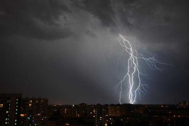 ANM: Cod galben de furtuni în judeţele Mureş şi Braşov