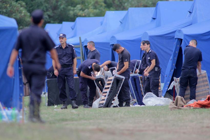 Forțele Ministerului de Interne au instalat mai multe corturi la granița cu Serbia