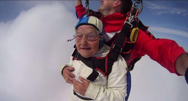VIDEO - La 93 de ani a sărit pentru prima oară cu paraşuta