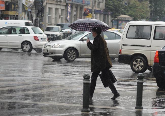 Informare meteo de ploi şi descărcări electrice, în intreaga ţară