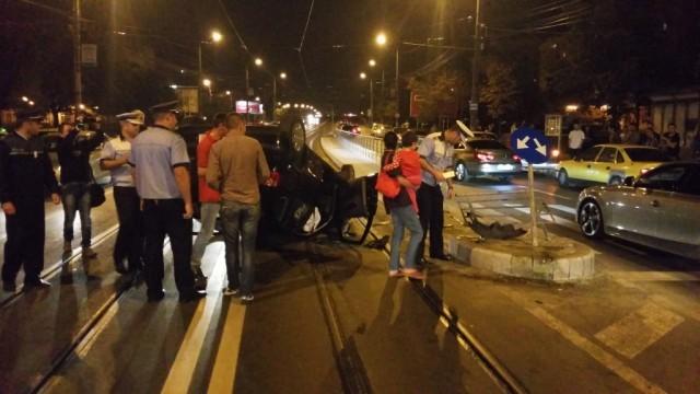 Accident spectaculos în Iași. A condus băut, a lovit refugiul de tramvai și s-a răsturnat (VIDEO)