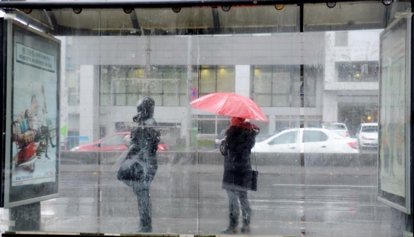 Informare ANM:Ploi, intensificări ale vântului şi scădere a valorilor termice, în întreaga ţară în cursul zilei de marţi 