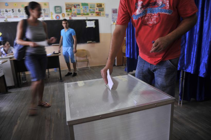 Majoritatea românilor vor comasarea alegerilor şi impozitarea marilor averi