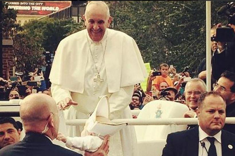 VIDEO - De ce Papa Francisc s-a amuzat copios în timpul plimbării prin Philadelphia