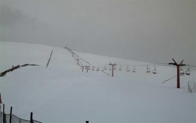 A venit iarna în România! Stratul de zăpadă are 3 cm și ninge viscolit