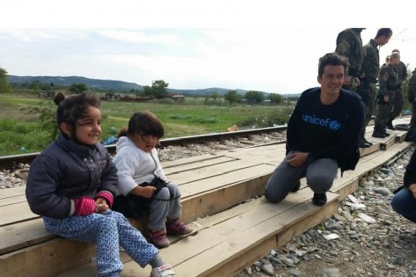 Orlando Bloom se află alături de migranţii de la graniţa greco-macedoneană 